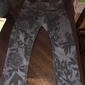 Lululemon floral crop leggings size 4